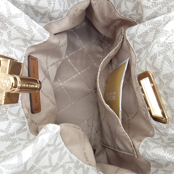 Michael Kors  Logo LG Crossbody Vanilla - Picture 5 of 10